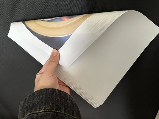 Теплая штамповка Поверхность Окончание Покрытая бумага блестящая 90gsm-300gsm для высокой блестящей художественной бумаги