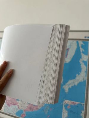 Теплая штамповка Поверхность Окончание Покрытая бумага блестящая 90gsm-300gsm для высокой блестящей художественной бумаги